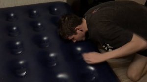 КАК НАЙТИ ДЫРКУ В БОЛЬШОМ НАДУВНОМ МАТРАСЕ? | (Лайфхак) |