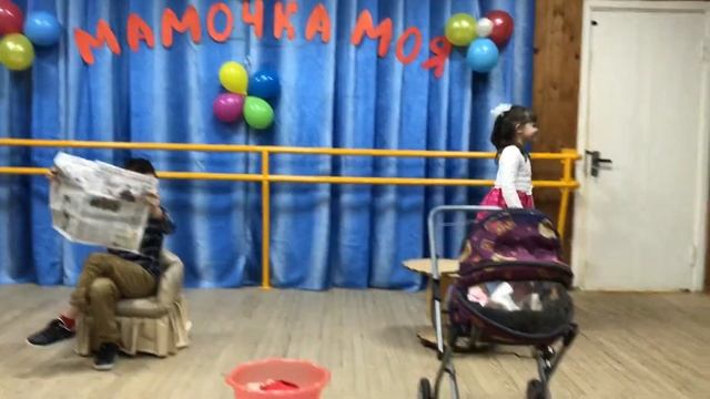 Лиза Киса играет роль мамы в сценки « мамины будни «