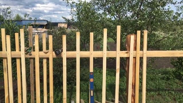 Как сделать необычный забор из деревянного штакетника своими руками смотреть онлайн