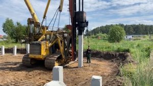 Фундамент на сваях. Забивка свай под фундамент коттеджа. Завораживающая техника и звук!