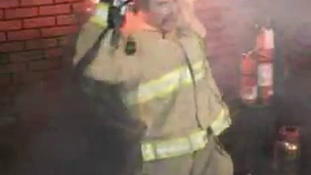 Как пожарный готовится к пожару смотреть онлайн