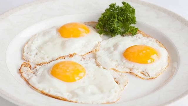Как жарить яйца на сковороде. Сколько жарить яйца по времени.