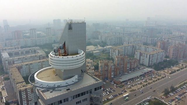 Достопримечательности Красноярска - памятник десятке и Первая Башня, самое высокое здание в городе. смотреть онлайн