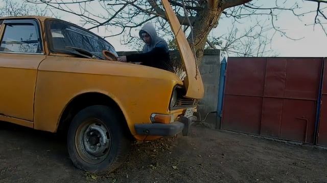 Запускаем Москвич-2140 КРИВЫМ СТАРТЕРОМ после длительного простоя! смотреть онлайн