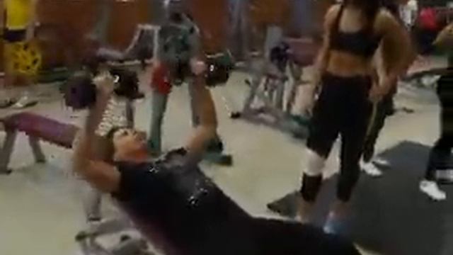 Жим гантелей лежа на наклонной скамье смотреть онлайн
