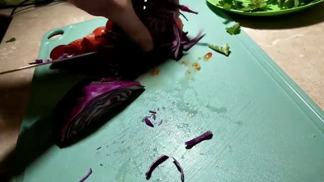 Жаренный стейк из адыгейского сыра с салатом из помидоров чери, красной капусты и кокосого масла смотреть онлайн