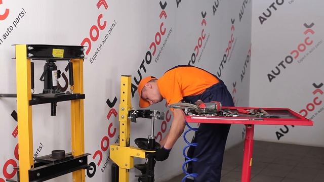 Cómo cambiar Amortiguadores delanteros en TOYOTA RAV4 [INSTRUCCIÓN] смотреть онлайн