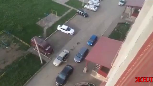 Мотоциклист стреляет в таксиста, таксист протыкает колеса байка смотреть онлайн