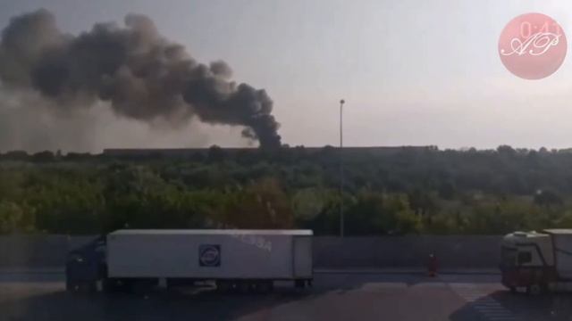 Сильный пожар на складах АТБ.егодня утром коротнуло проводку на логистических возле Дачного. смотреть онлайн