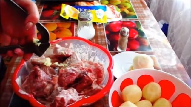 Курица с картошкой в духовке.Chicken with potatoes in the oven смотреть онлайн