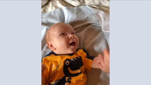 Двухмесячный малыш разговаривает с папой смотреть онлайн