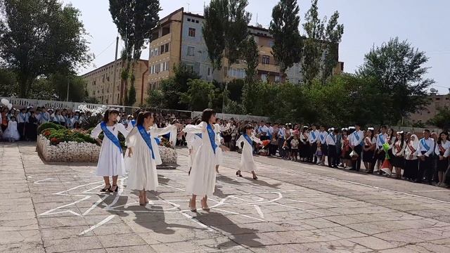 Olmaliq Shahar 2-maktab 11- B Sinf Qizlari Ijrosidagi Gruzincha Raqs.