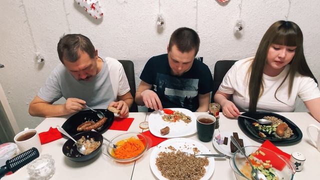 МУКБАНГ колбаски и гречка с салатиком | MUKBANG Sausages And Buckwheat With Salad