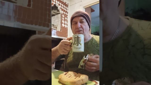 На десерт сырок глазированный , зелёный чай и слойка  с малиновой начинкой