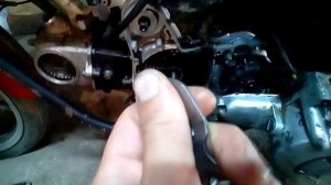 Замена натяжителя цепи грм на скутера.