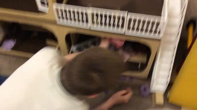 Мальчик в куклы играет смотреть онлайн