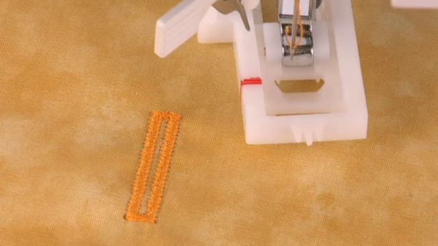 SINGER® CONFIDENCE QUILTER™ 7469Q Sewing Machine Buttonholes смотреть онлайн