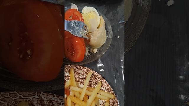 Ужин на выходной день овощи куриная грудка пармезан яйцо оливковое масло кетчуп картофель фри лук смотреть онлайн