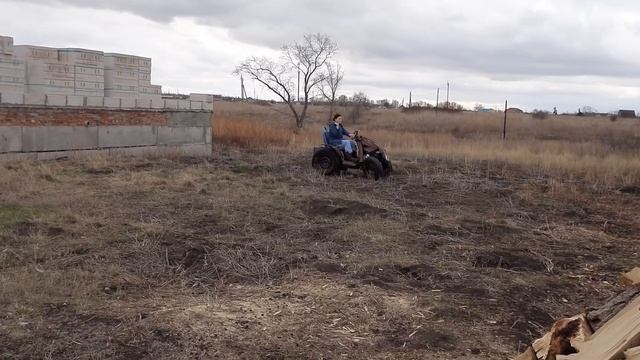 Варвара учится управлять мини трактором. смотреть онлайн