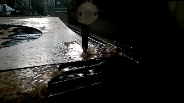 Резка металла на водяном столе. Станок плазменной резки марки "FMGroup"