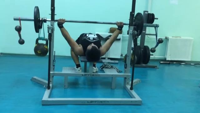 Жим лежа с гирями смотреть онлайн