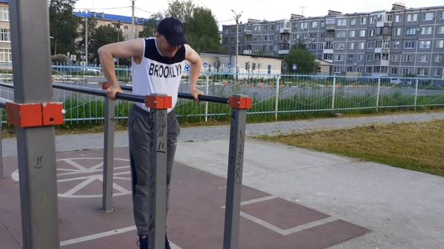 Как научиться держать уголок на брусьях. смотреть онлайн