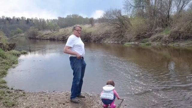 Амалия в деревне с папой и дедом играет на берегу реки Руза смотреть онлайн