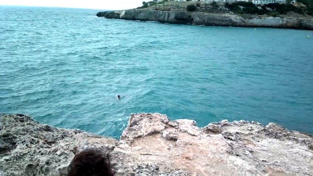 Прыжок со скалы в штормовую волну. смотреть онлайн