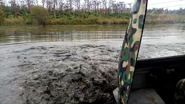 С разгона матанул в пруд. Гусеничный вездеход смотреть онлайн