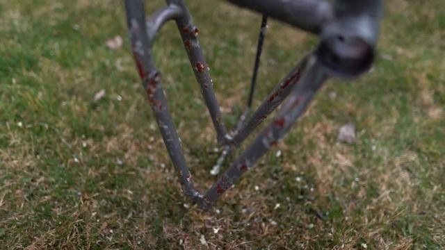 THE COOLEST COLOR EVER!!! Painting my BMX Frame смотреть онлайн