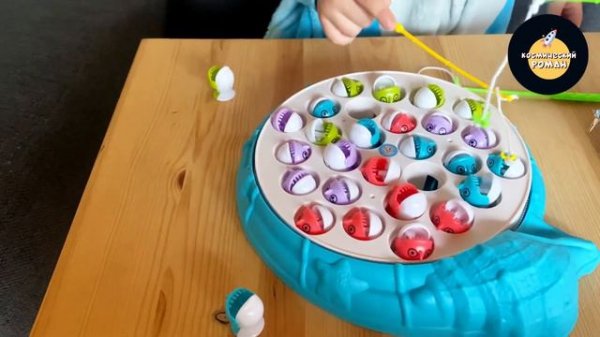 Рома играет в настольную игру Рыбалка. Веселая игра для детей