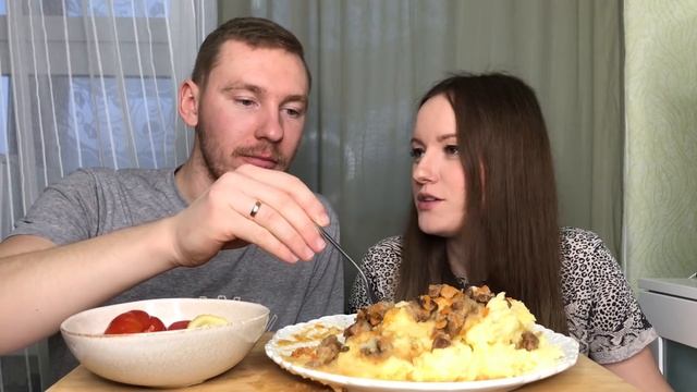 МУКБАНГ ПЮРЕ С ГУЛЯШОМ домашняя еда ответы на вопросы MUKBANG MASHED Potatoes WITH GOULASH Homemade
