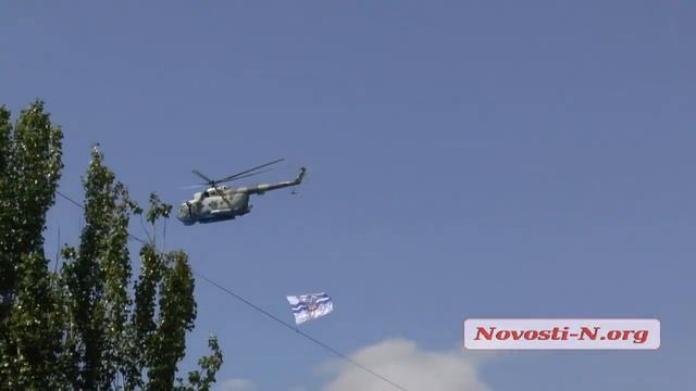 Видео "Novosti-N": в Николаеве над городом вертолеты с флагами смотреть онлайн