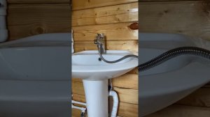 Обустроили водоснабжение бани из колодца. Провели воду, установили душ, унитаз в бане.
