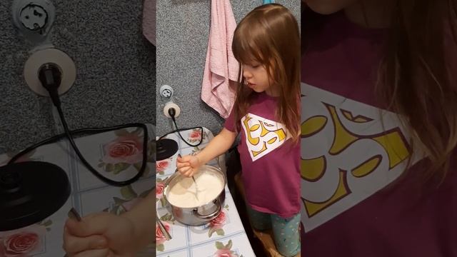Ульяшка замешивает тесто для оладьев. смотреть онлайн