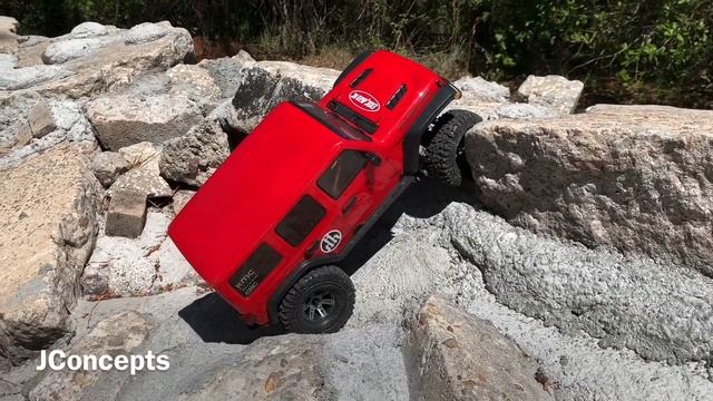 Axial SCX10iii with JConcepts Landmine Tires смотреть онлайн