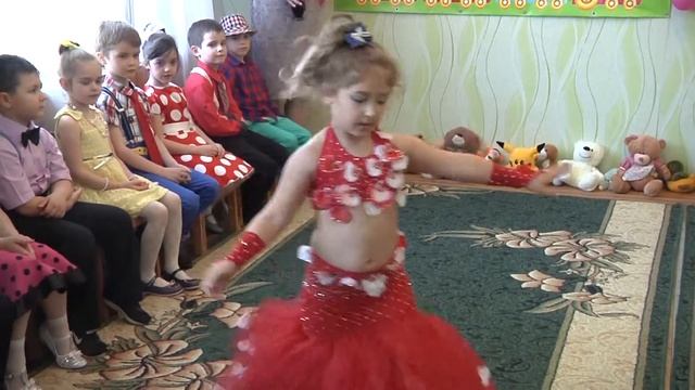 Девочка на утреннике мастерски станцевала танец живота смотреть онлайн