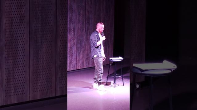 Сергей Параходов – Марика Нова "Бабушка мне говорит: "Одевайся теплее" смотреть онлайн