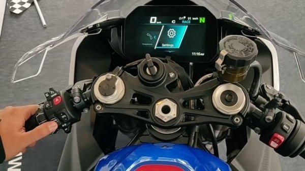 BMW S1000RR Instrument Console Fully Explained | Riding Modes | Race Pro Modes