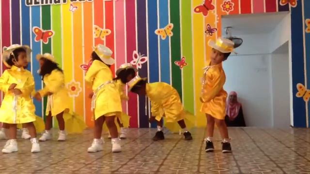 Aayan dancing to Rain Rain go away смотреть онлайн