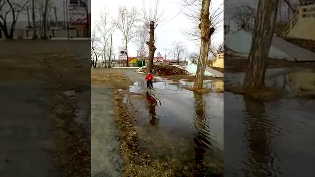 Измеряем лужи ))) и мамины нервы ))) смотреть онлайн