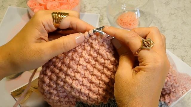 Вяжем спицами красивый весенний берет рисовым узором. Подробное описание процесса вязания смотреть онлайн