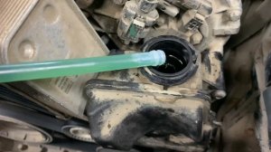 Замена жидкости в ГУР Mercedes-Benz ML350 w164 двигатель M272 #mercedesbenz #m272 #w164 #W212 #w204