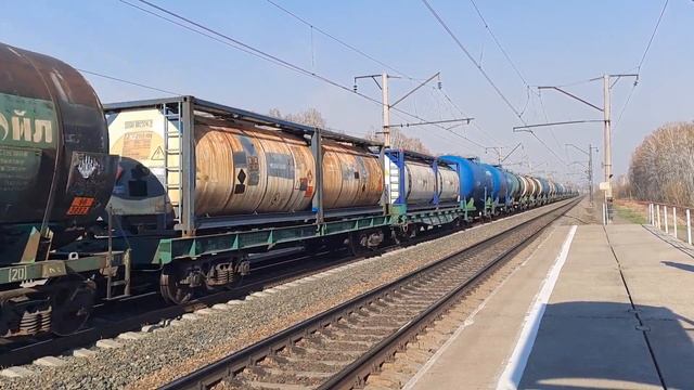 Электровоз 2ЭС6-066 с грузовым поездом смотреть онлайн