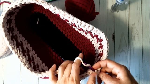Двухцветная сумочка ТОУТ из трикотажной пряжи смотреть онлайн