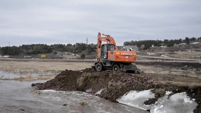 Техника на отсыпке протоки реки Минусинка I Паводок I 8 апреля 2018 г.