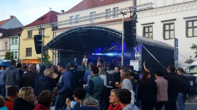 Slavnosti Susice na namesti Svobody 2016, kapela Mnaga a Zdorp - Uvodni pisen & predstaveni смотреть онлайн