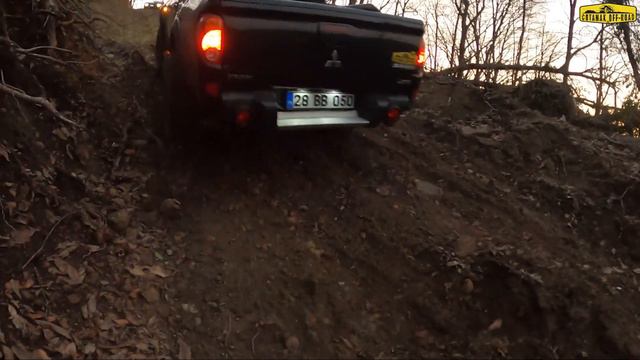 Nissan Navara ? Mitsubishi L200?Jeep Cherokee 4.0?Dangerous Road// Tehlikeli rampada zor anlar.. смотреть онлайн