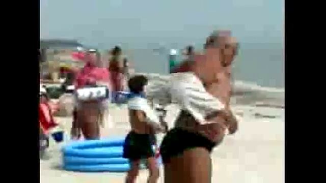 Мужик одевает штаны через голову. УГАР!!! смотреть онлайн