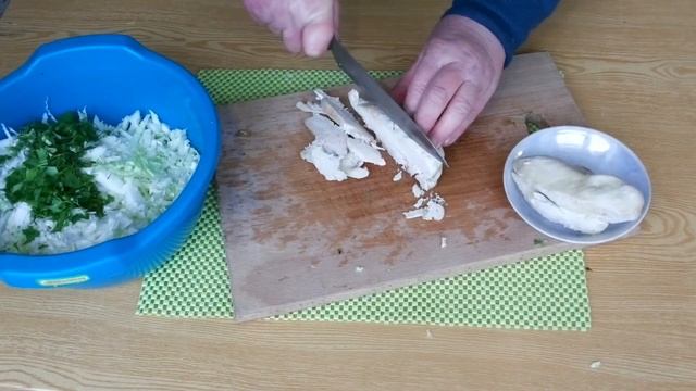 Салат из пекинской капусты с курицей и сухариками смотреть онлайн